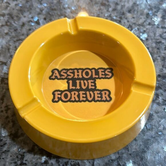 Assholes live forever, plastic ashtray NEW (2875) - Picture 1 of 1